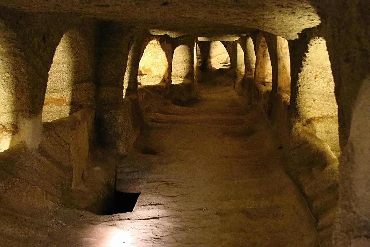 Milos Katakompları
