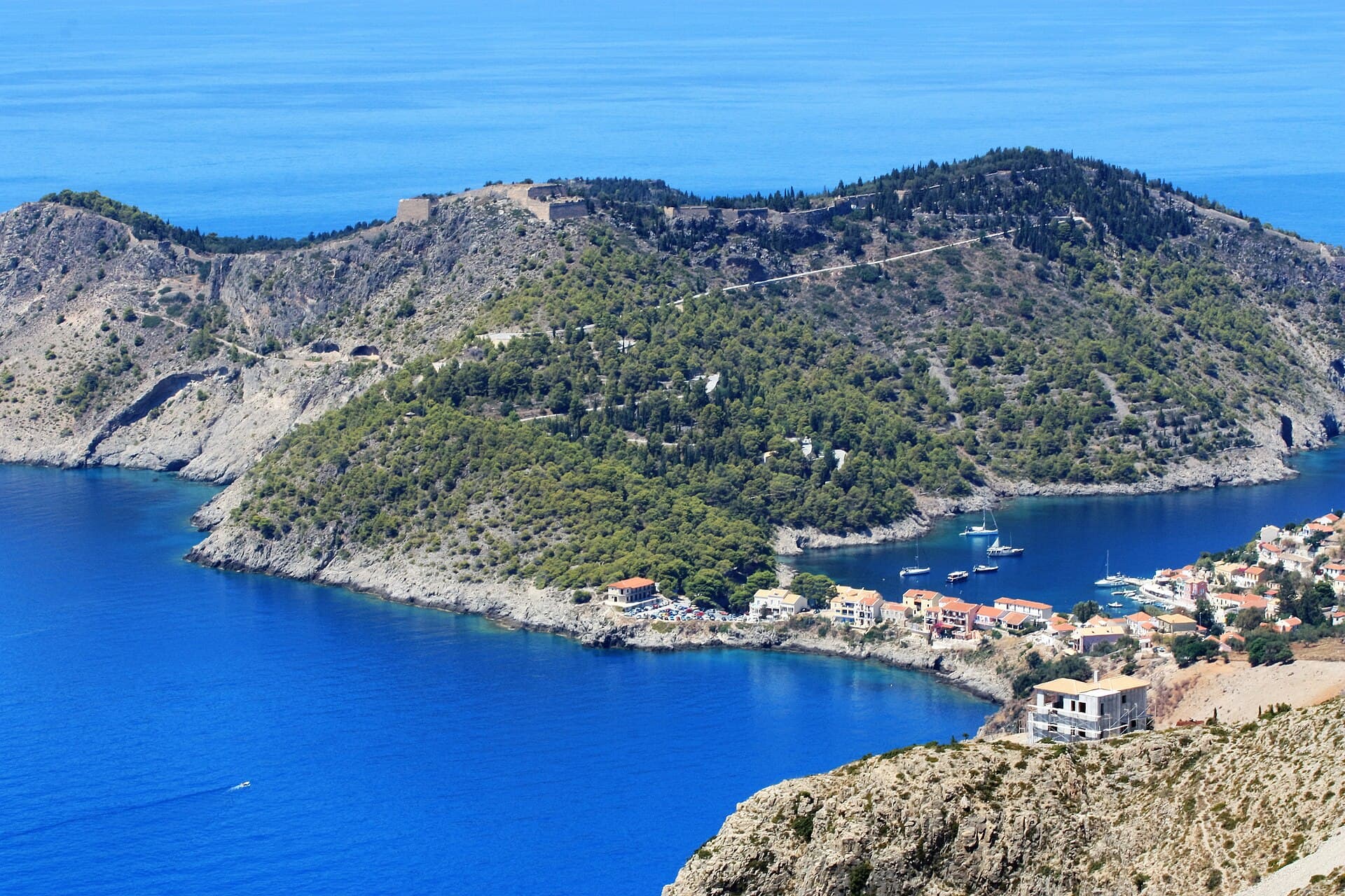 Assos Köyü ve Venedik Kalesi